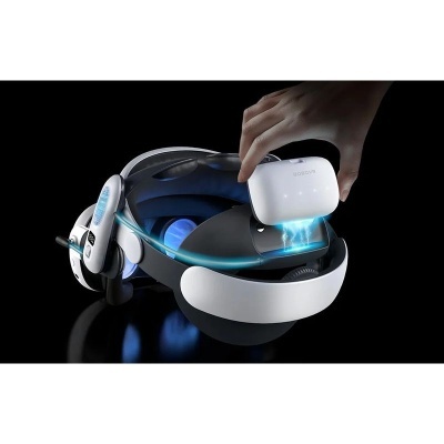 Dispositivo tecnológico futurista preto branco com luzes azuis e mão a interagir.