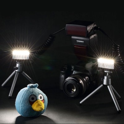Câmara fotográfica com flash, luzes LED em tripés e peluche azul Angry Birds