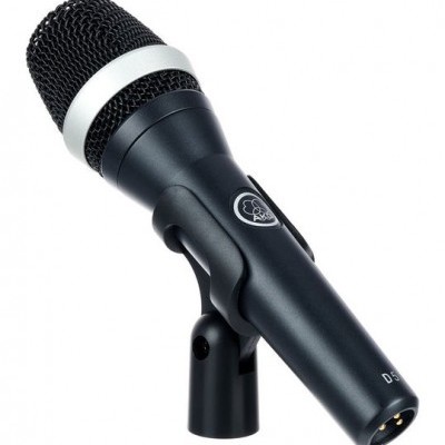 Microfone dinâmico preto com malha metálica e suporte preto