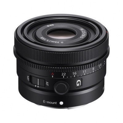 Objetiva fotográfica preta com anel texturizado e marcações de distância