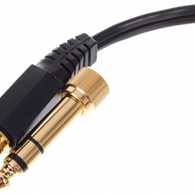 Cabo de áudio com conectores jack 3,5 mm e 6,35 mm dourados