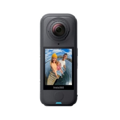 Câmara Insta360 com ecrã a cores mostrando família numa ponte de madeira