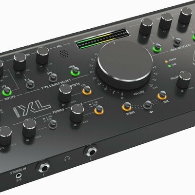 Interface de áudio preta BEHRINGER U-PHORIA UMC1820 USB com botões e luzes indicadoras.