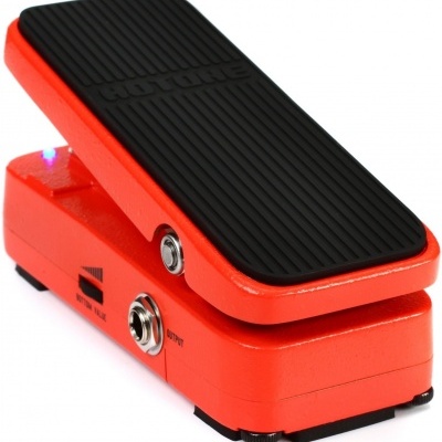 Pedal de efeito para guitarra laranja com superfície preta e conectores de entrada e saída