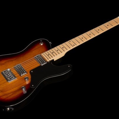 Guitarra elétrica âmbar e preta com braço de madeira clara