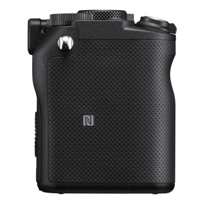 Câmara fotográfica preta compacta com textura e botão prateado