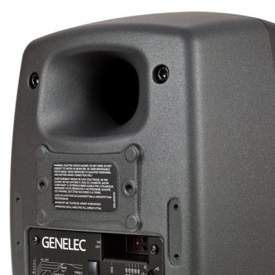 Altifalante cinzento escuro da marca GENELEC com entradas e vários controlos visíveis
