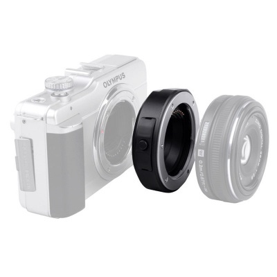 Câmara fotográfica Olympus branca com lente e anel adaptador preto separados, fundo branco