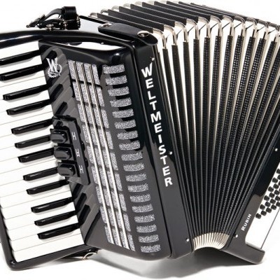 Acordeão preto e branco com teclas e botões e texto 'WELTMEISTER'