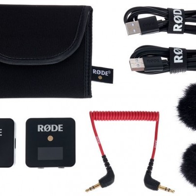 Conjunto de microfone sem fios RØDE com acessórios pretos e bolsa de transporte.