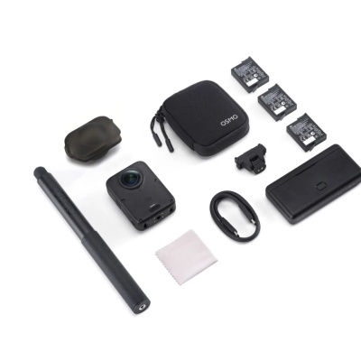 Kit de câmera de ação DJI Osmo com acessórios em fundo branco