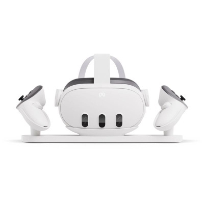 Conjunto de realidade virtual com headset e controladores num suporte branco