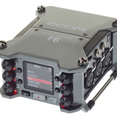 Gravador portátil Zoom F6 cinza com ecrã a cores e botões numerados