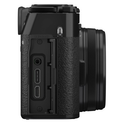 Câmara fotográfica digital preta com tampa lateral aberta mostrando portas USB