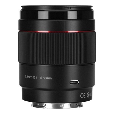 Objetiva fotográfica preta com detalhes em vermelho e texto branco