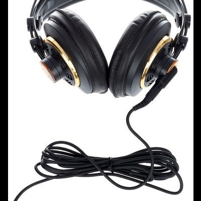 Auscultadores pretos com detalhes dourados e cabo com ficha jack dourada