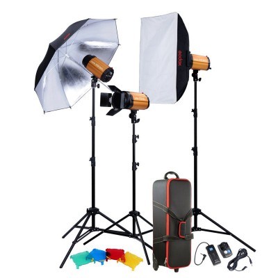 Equipamento de iluminação Godox com luzes em tripé, softbox, guarda-chuva, mala preta com detalhes vermelhos e acessórios coloridos.
