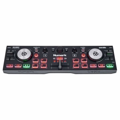 Controlador DJ compacto preto Numark DJ2GO2 com iluminação vermelha e verde