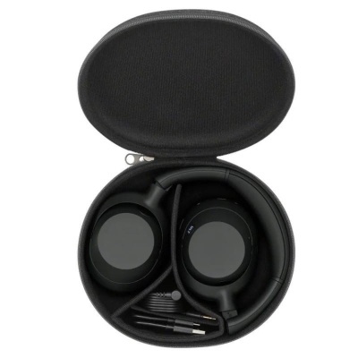 auscultadores negros com estojo rígido preto aberto e cabo de áudio