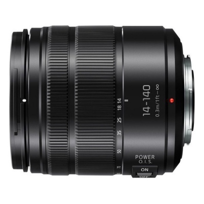 Objetiva fotográfica preta com marcações 14-140 e botão POWER O.I.S. ON