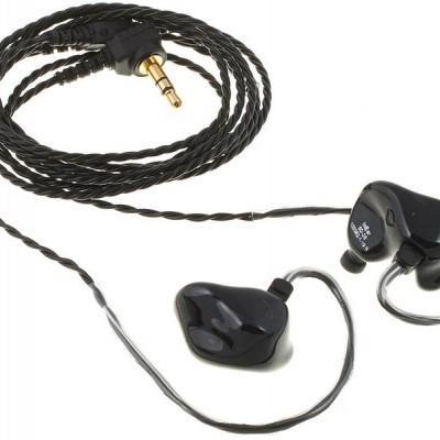 Auscultadores intra-auriculares pretos com cabo torcido e conector 3,5mm
