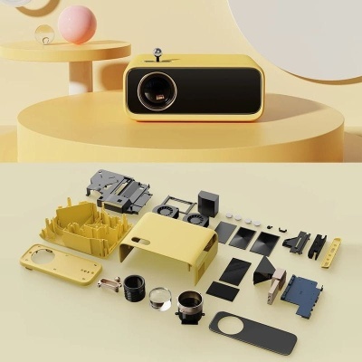 Projetor amarelo com peças desmontadas sobre superfície amarela