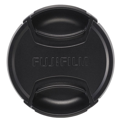 Tampa de lente fotográfica preta com o nome FUJIFILM