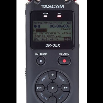 Gravador de áudio portátil TASCAM DR-05X preto com ecrã digital e microfones estéreo prateados