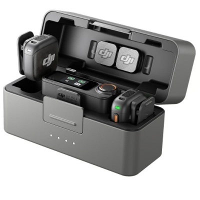 Conjunto DJI com microfones e receptor numa caixa cinza de carregamento
