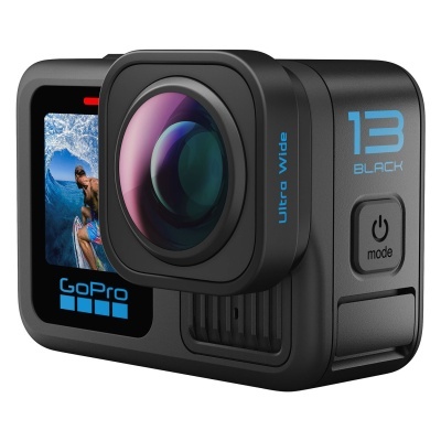 Câmara GoPro 13 Black preta com lente ultra wide e ecrã frontal a mostrar surfista