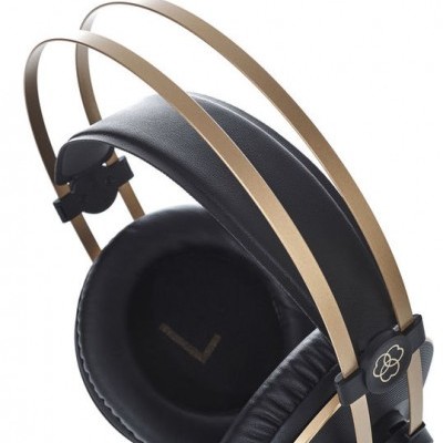 auscultadores preto e dourado com almofadas em couro