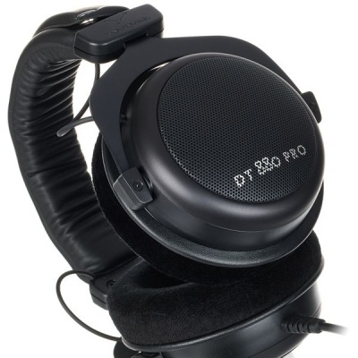 Auscultadores profissionais Beyerdynamic DT 880 PRO pretos com almofadas de veludo