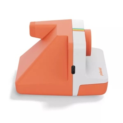 Máquina de fotografia instantânea Polaroid laranja e branca vista lateral