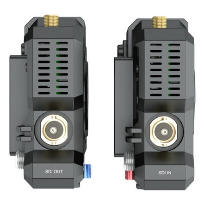 Dois módulos eletrónicos pretos com etiquetas SDI OUT e SDI IN e conectores circulares