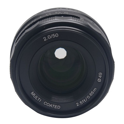 Objetiva de câmara fotográfica preta vista de frente com texto branco