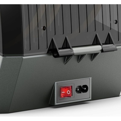 Parte traseira de aparelho eletrónico com interruptor vermelho e entrada de energia