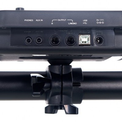 Dispositivo eletrônico preto com portas de conexão e textos, montado numa estrutura cilíndrica preta.