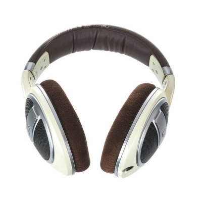 Auriculares sobre a orelha castanhos e prateados em fundo branco