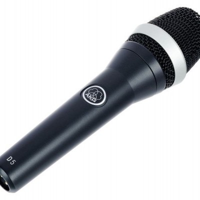 Microfone preto AKG D5 com grade preta e anel prateado
