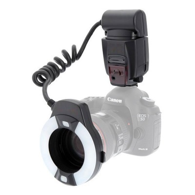 Flash anelar LED branco com unidade flash externa preta na Canon EOS 5D Mark III