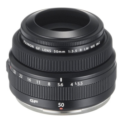 Lente de câmara preta Fujinon GF 50mm com marcações em branco e vermelho