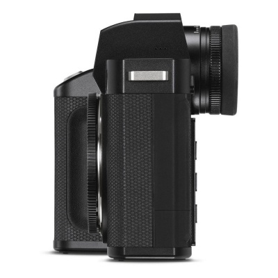 Câmara fotográfica preta vista de lado com textura em borracha e metal