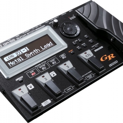 Pedaleira de guitarra Roland GR-55 com visor digital e pedais numerados