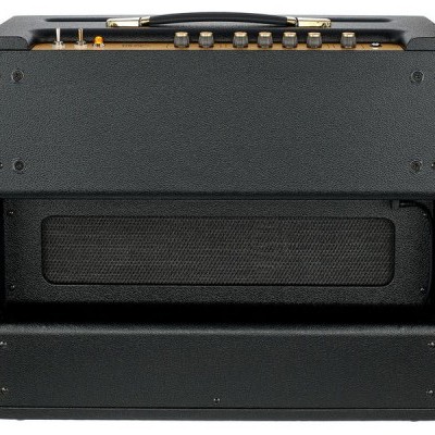 Amplificador de guitarra preto com painel superior dourado e grelha preta