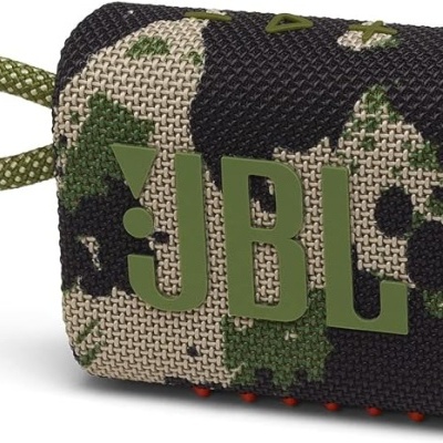 Coluna portátil JBL camuflada em tecido com logótipo e alça laranja.