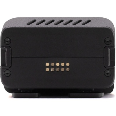 Dispositivo eletrónico preto com pinos dourados e ventilações.