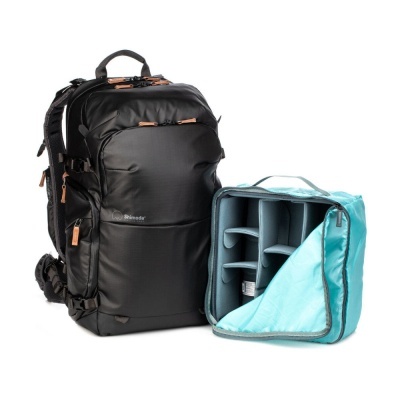 mochila preta com bolsa azul clara e divisórias acolchoadas