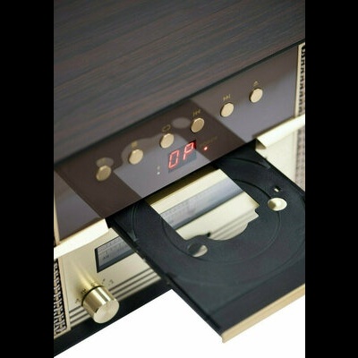 Aparelho vintage em madeira escura e metal dourado com visor digital e compartimento para CD aberto