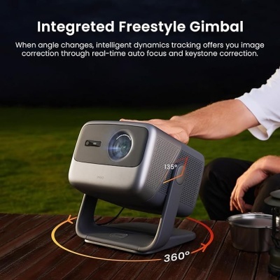 Projetor cinzento sobre superfície de madeira com mão ao lado e texto em inglês sobre funcionalidades.