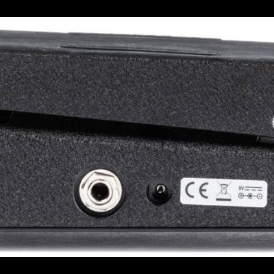 Pedal de expressão preto com jack e etiqueta com símbolos CE